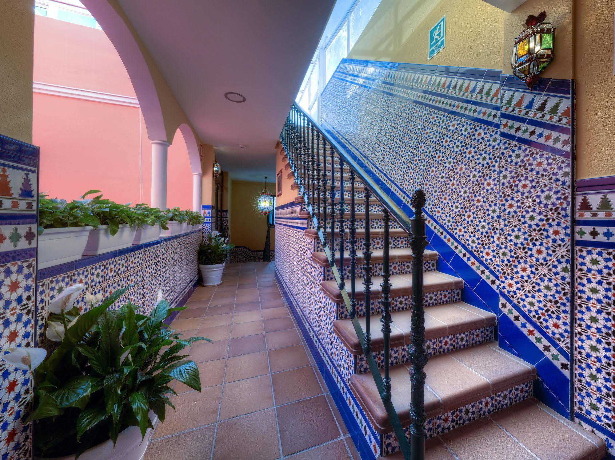 Hotel Dona Lina เซบีญา ภายนอก รูปภาพ